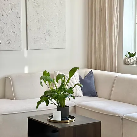 Sentrumsnaer Ved Sjoen! Fast Parkering *